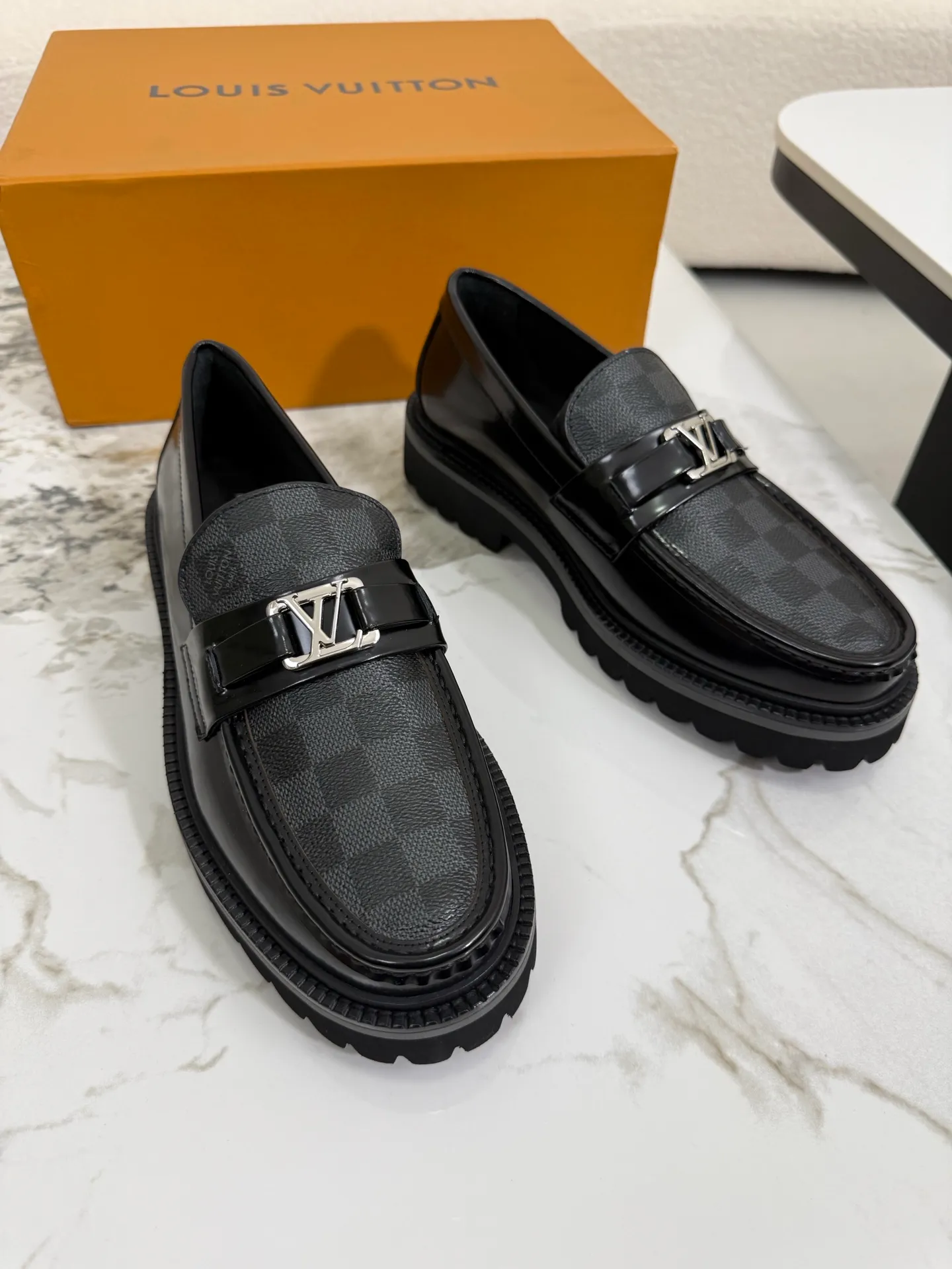[L Family] Top P: 800💰 ▪️Size: 39-44 (38.45 custom-made) The top male god leather shoes Lv series are sold at the same time with original factory configuration, original cowhide fabric imported from Italy, soft and comfortable, imported water-dyed cow lining, soles: original ultra-light French foam outsole super comfortable, original factory with single goods 🔍🔍high quality, can be entered and exited at will, welcome to compare and synchronize.